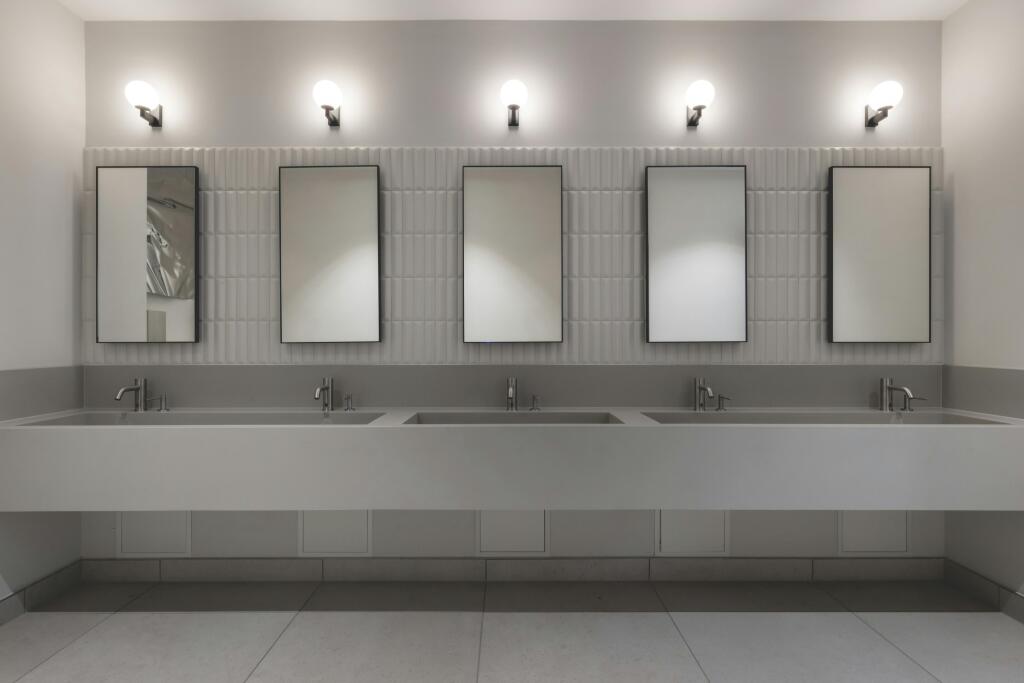 210 Pentonville  WCs.jpg