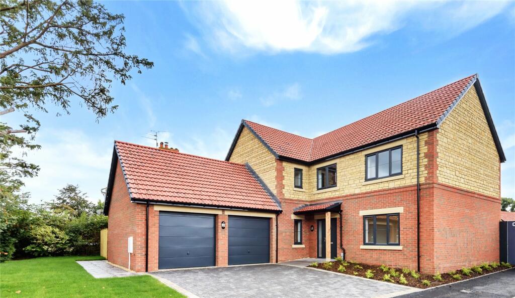 4 bedroom detached house for sale in Clevedon Gardens, Wroughton