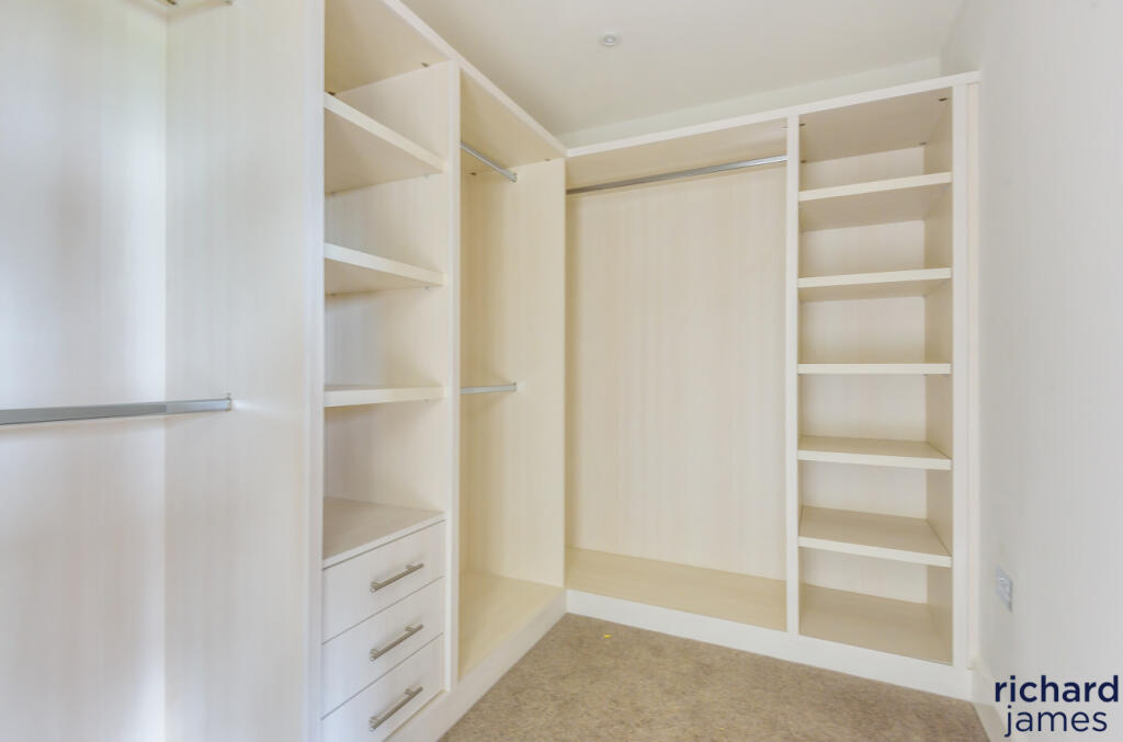 4 bedroom detached house for sale in Clevedon Gardens, Wroughton