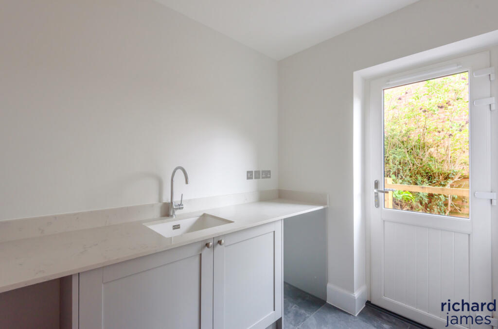 4 bedroom detached house for sale in Clevedon Gardens, Wroughton