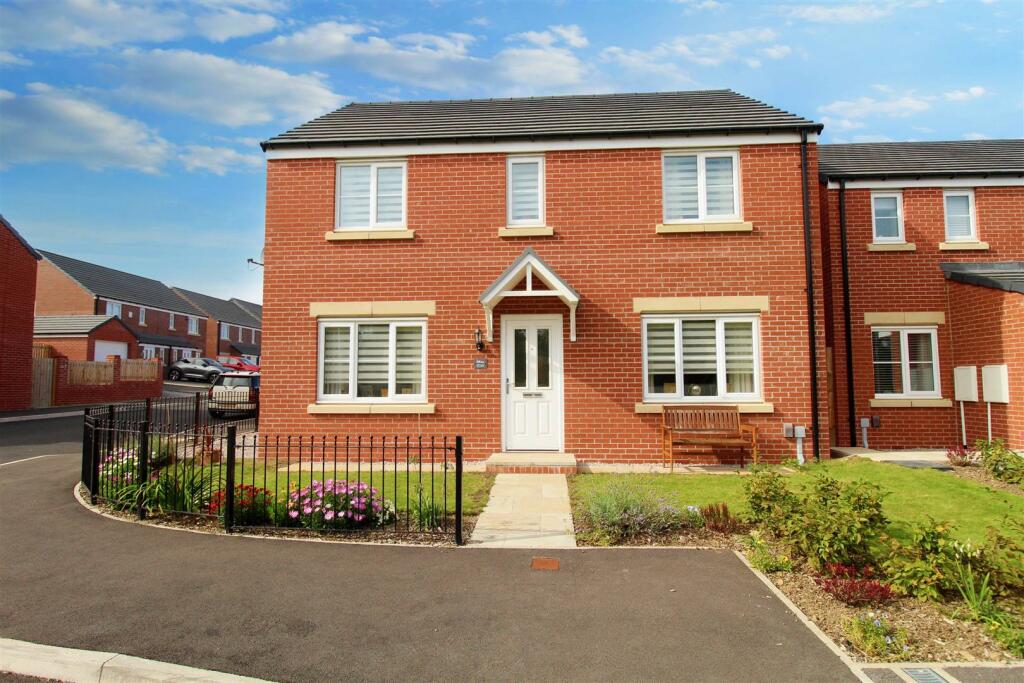 4 bedroom detached house for sale in Kestrel Avenue, Wilthorpe