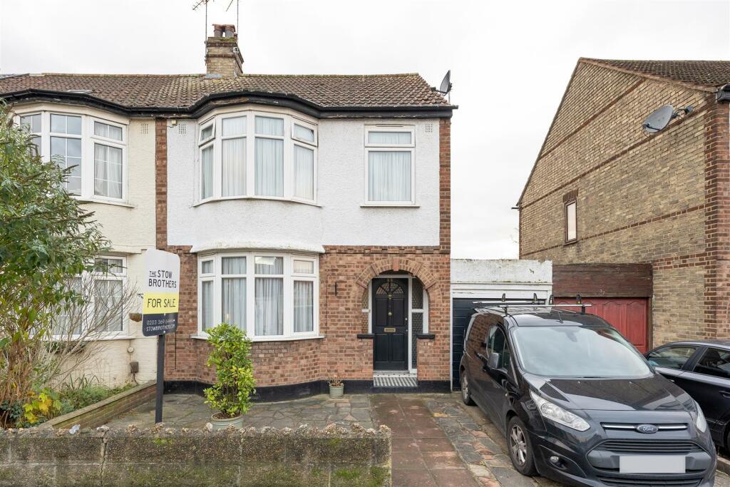 3 bedroom end of terrace house for sale in Abbotts Crescent, Highams