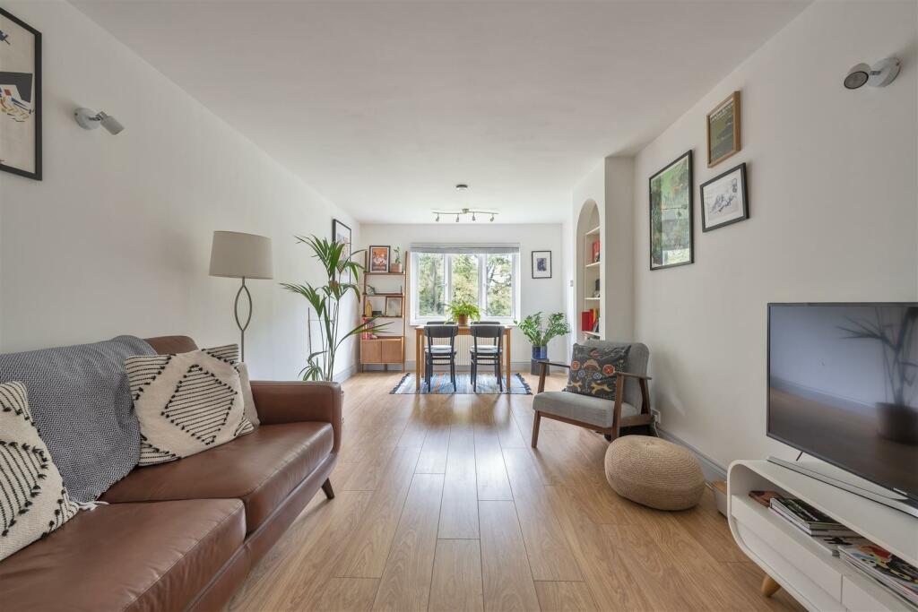 2 bedroom apartment for sale in Higham Station Avenue, Highams Park, E4