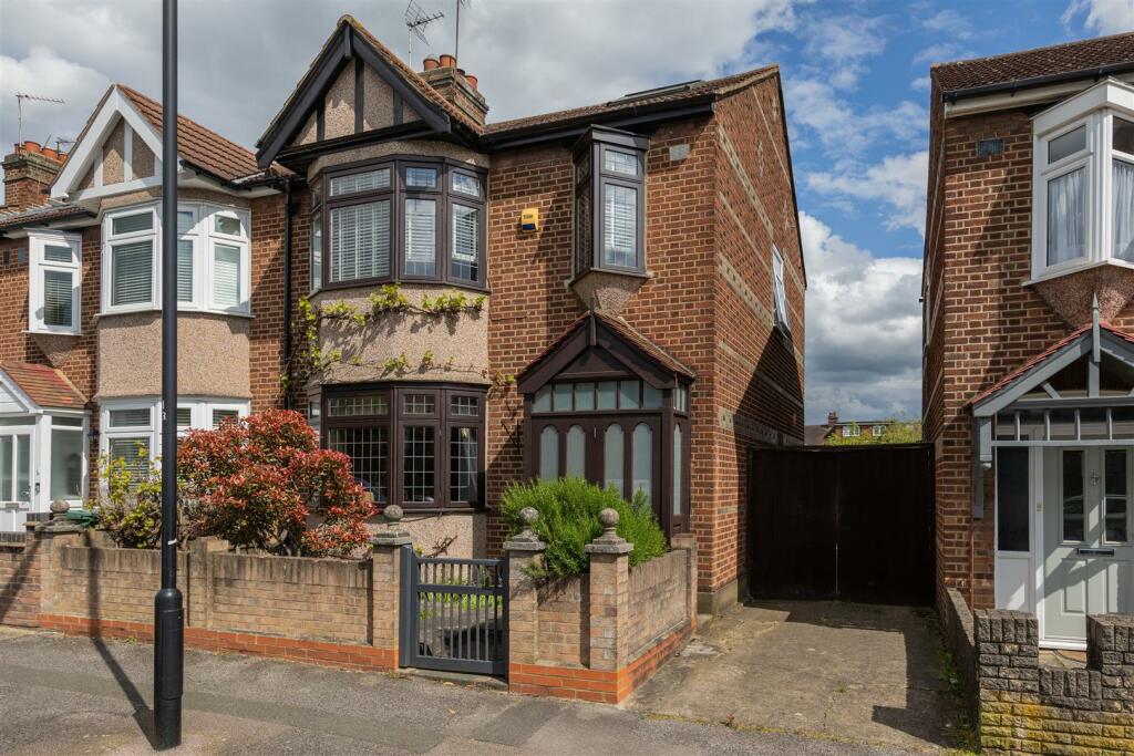3 bedroom end of terrace house for sale in Coolgardie Avenue, Highams Park, E4