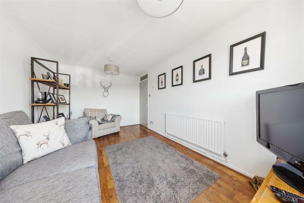 https://media.rightmove.co.uk/228k/227660/147776006/227660_33084072_IMG_02_0000.jpeg