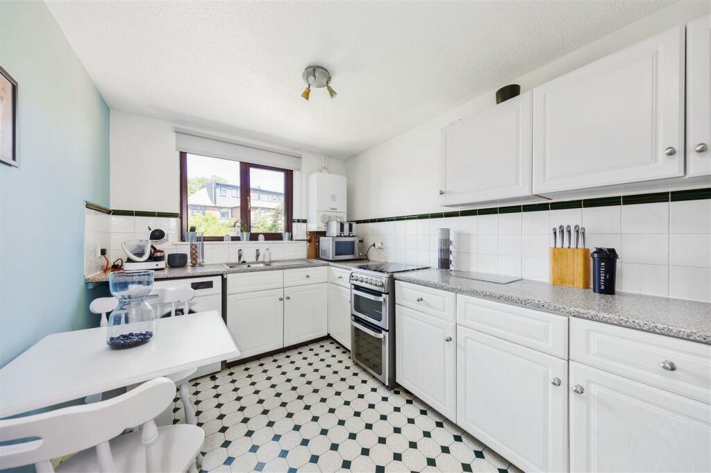 https://media.rightmove.co.uk/228k/227660/147776006/227660_33084072_IMG_05_0000.jpeg