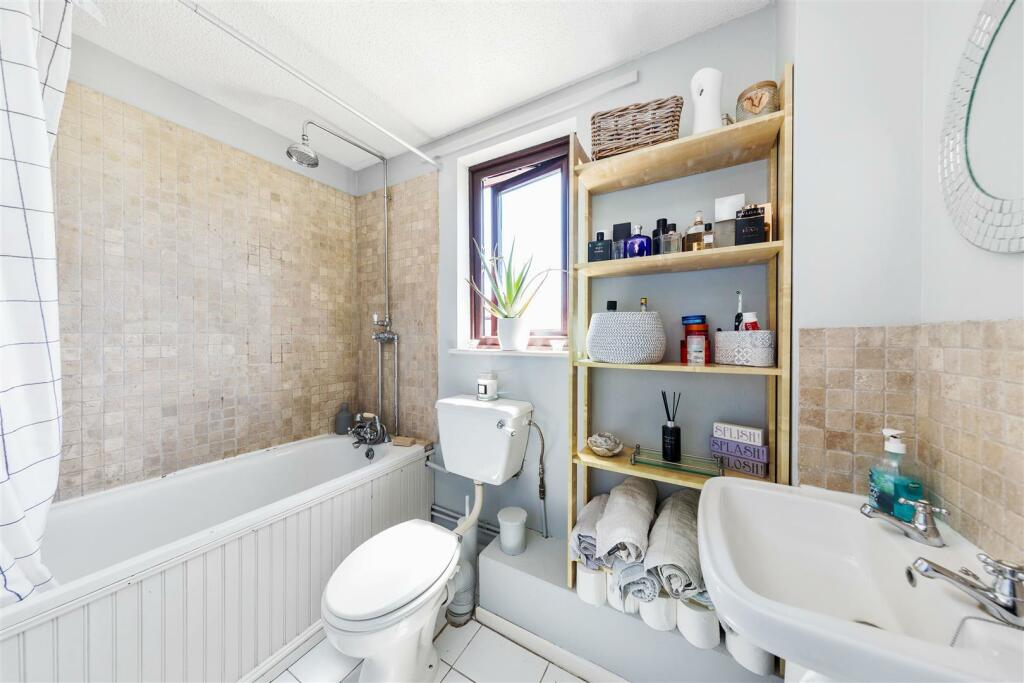 https://media.rightmove.co.uk/228k/227660/147776006/227660_33084072_IMG_08_0000.jpeg