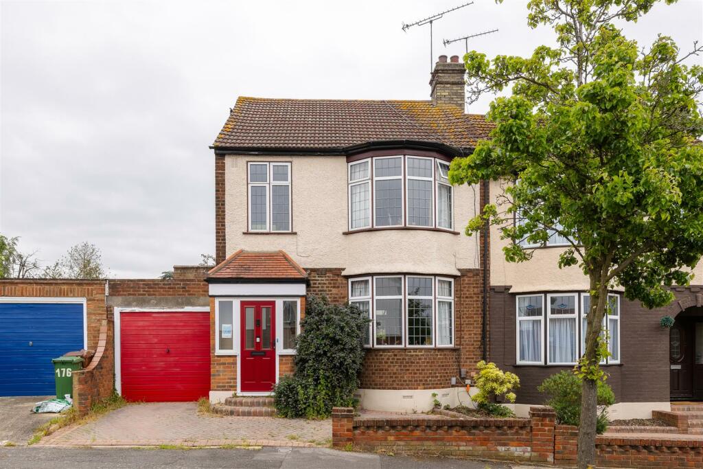 3 bedroom end of terrace house for sale in Nightingale Avenue, Highams