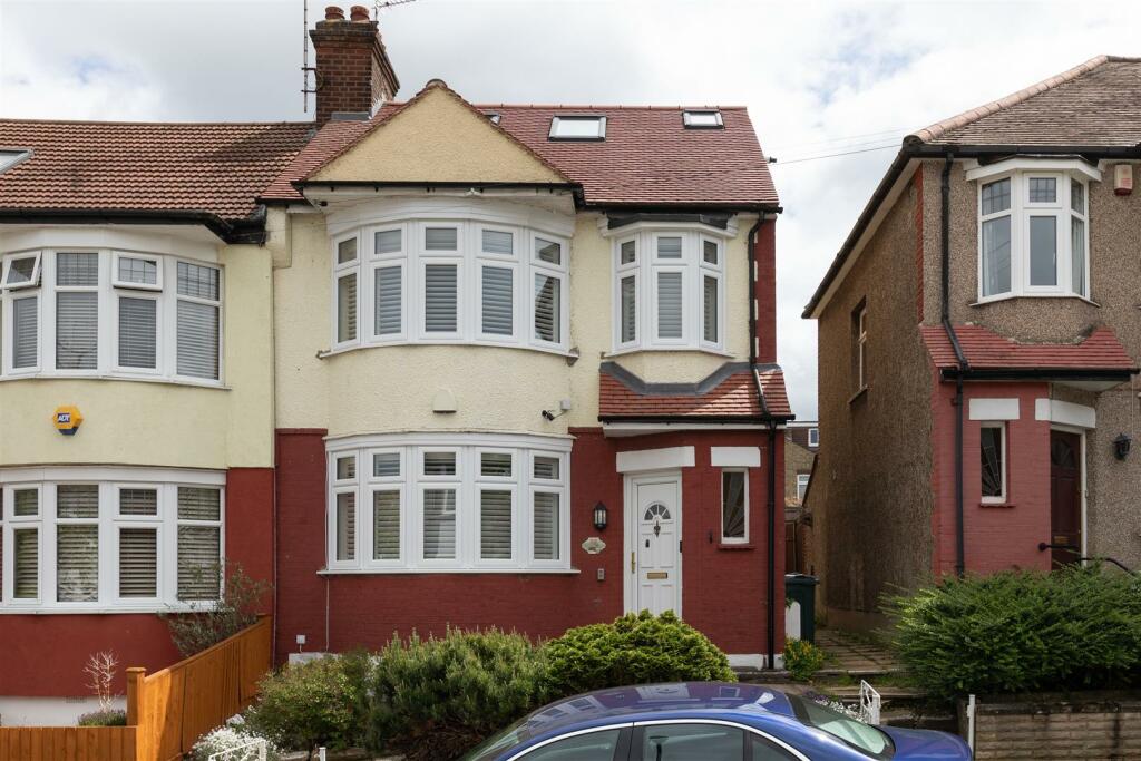 4 bedroom end of terrace house for sale in Alma Avenue, Highams Park, E4