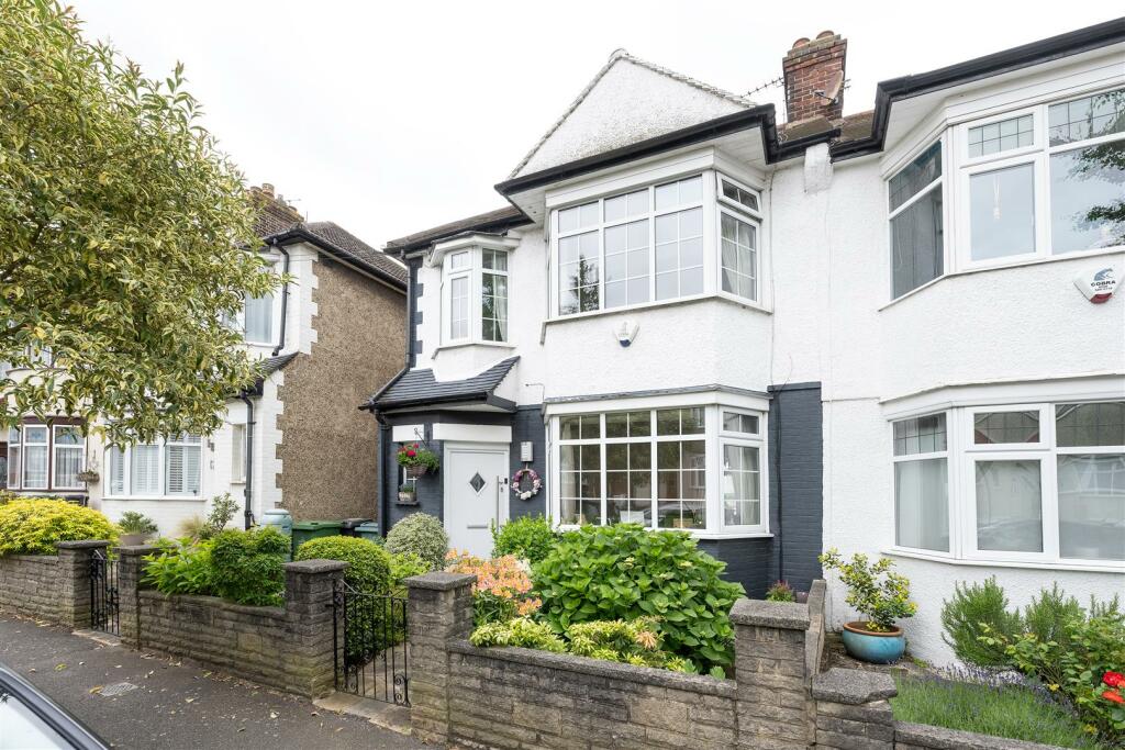 3 bedroom house for sale in Alma Avenue, Highams Park, E4