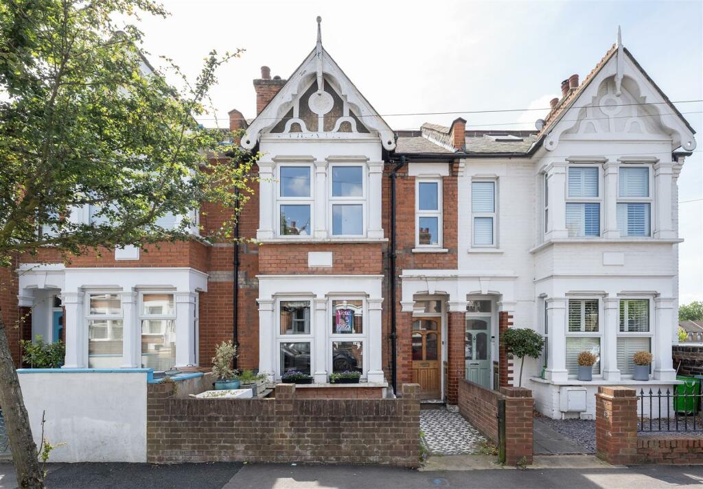 5 bedroom terraced house for sale in Selwyn Avenue, Highams Park, E4