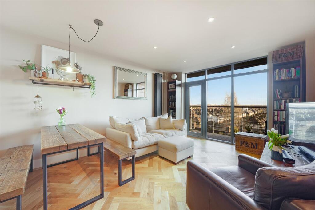 Main image of property: The Roundway, London