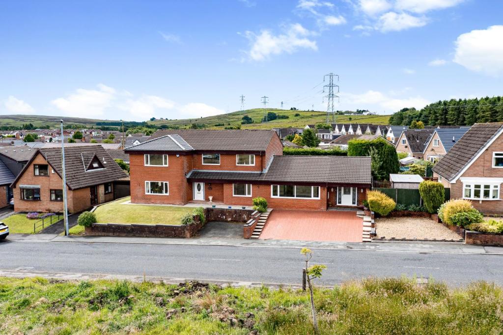 4 bedroom detached house for sale in Hoddlesden Road, Hoddlesden