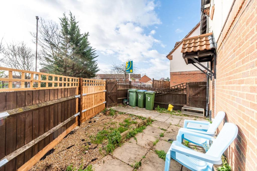 1 bedroom terraced house for sale in Nickelby Close, Thamesmead, London