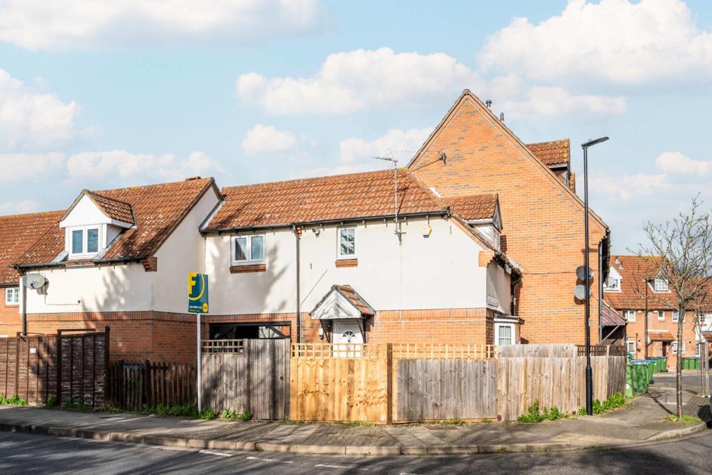 1 bedroom terraced house for sale in Nickelby Close, Thamesmead, London