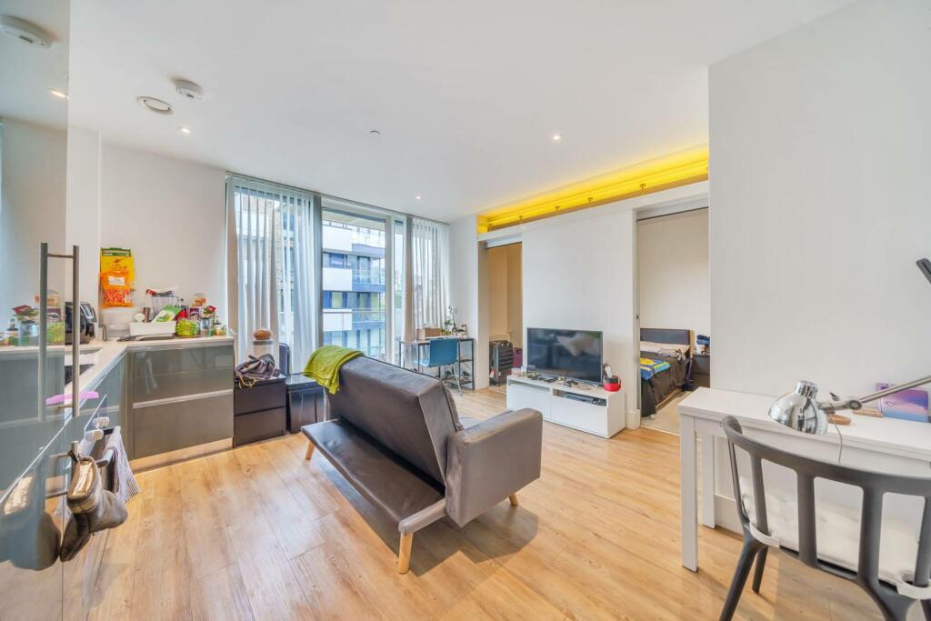 Studio flat for sale in Plumstead Road, Woolwich Riverside, London, SE18
