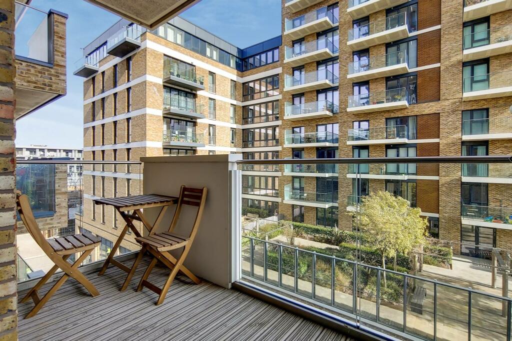 Studio flat for sale in Naval House, Woolwich, London, SE18