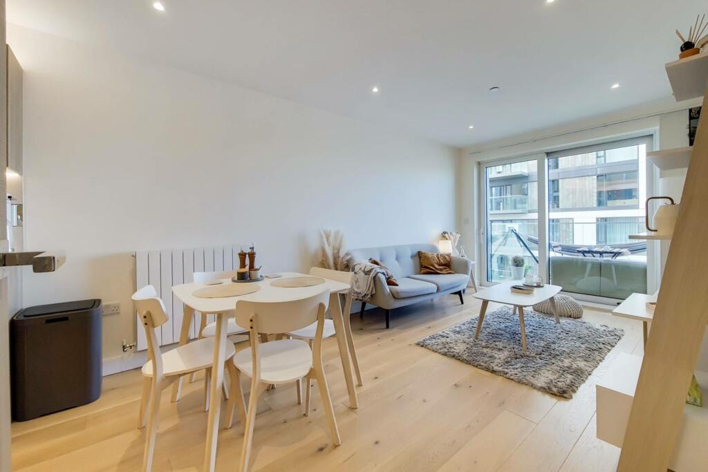 2 bedroom flat for rent in Duke of Wellington Avenue, Woolwich, London, SE18
