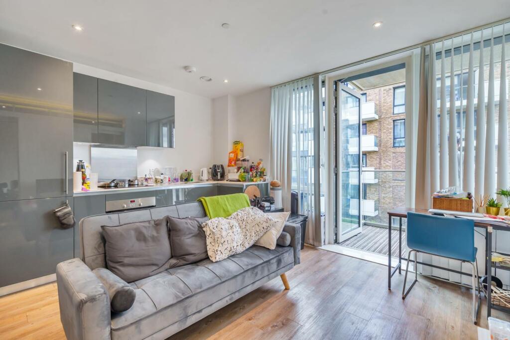 Studio flat for rent in Plumstead Road, Woolwich Riverside, London, SE18