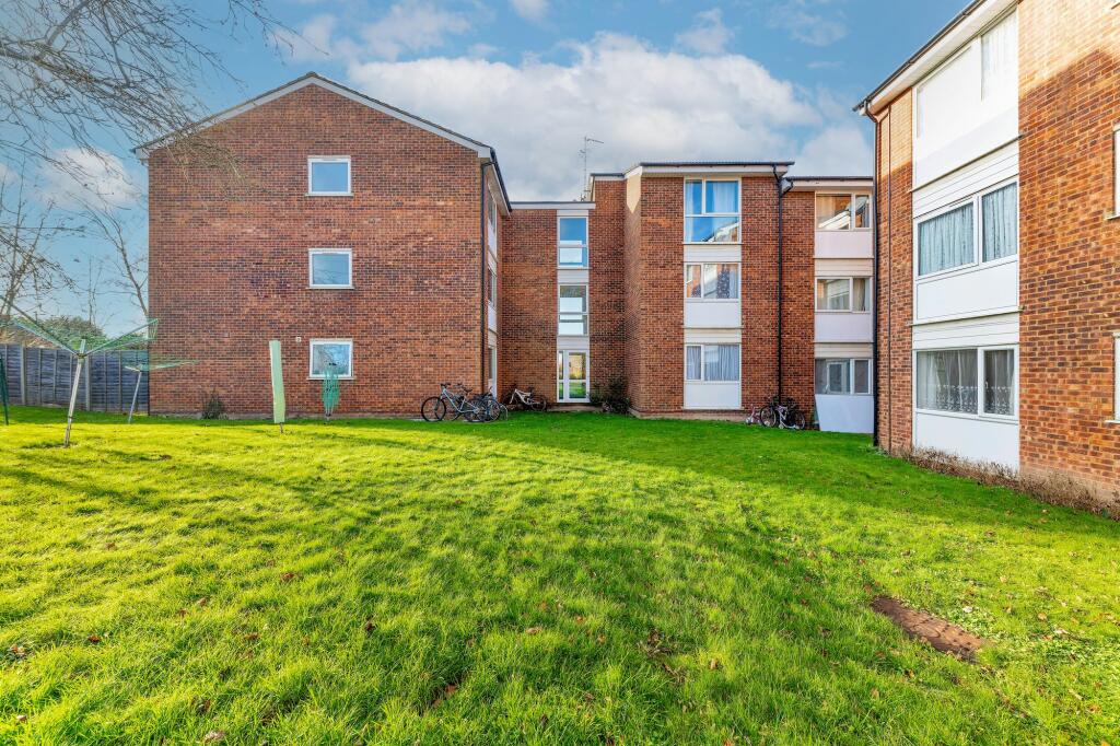 2 bedroom flat for sale in Burns Road, Royston, SG8
