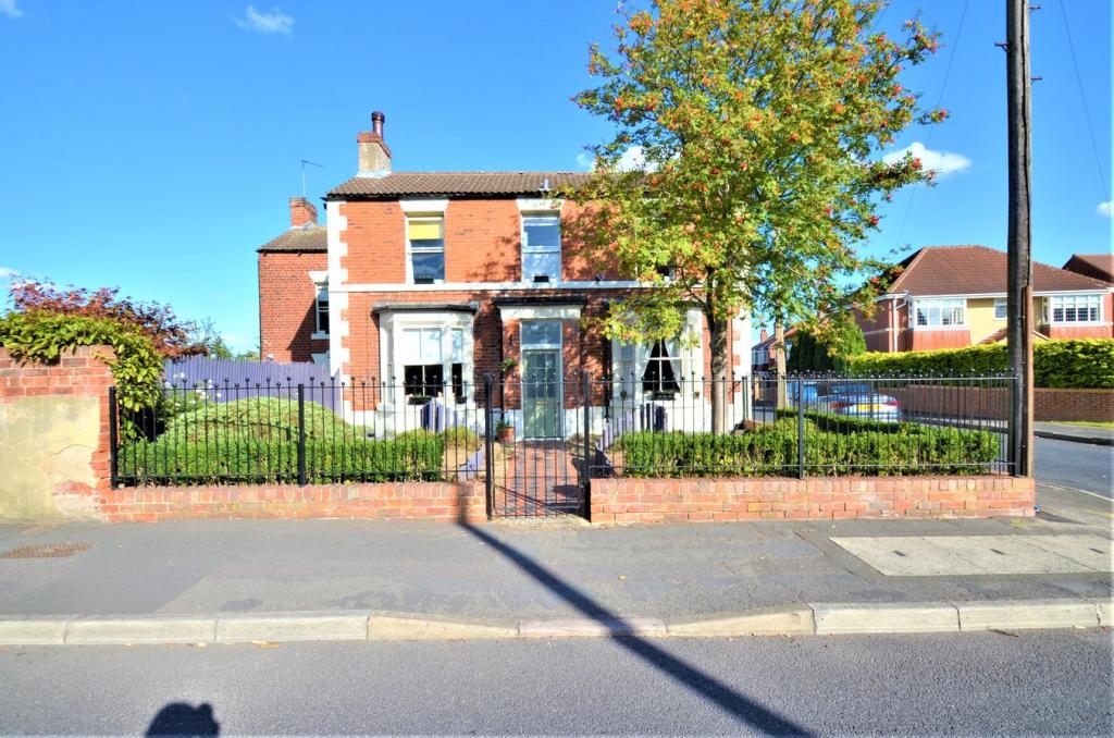 4 bedroom detached house for sale in Tickhill Road, Balby, Doncaster, DN4