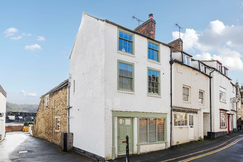 2 bedroom end of terrace house for sale in Church Street, Wotton under