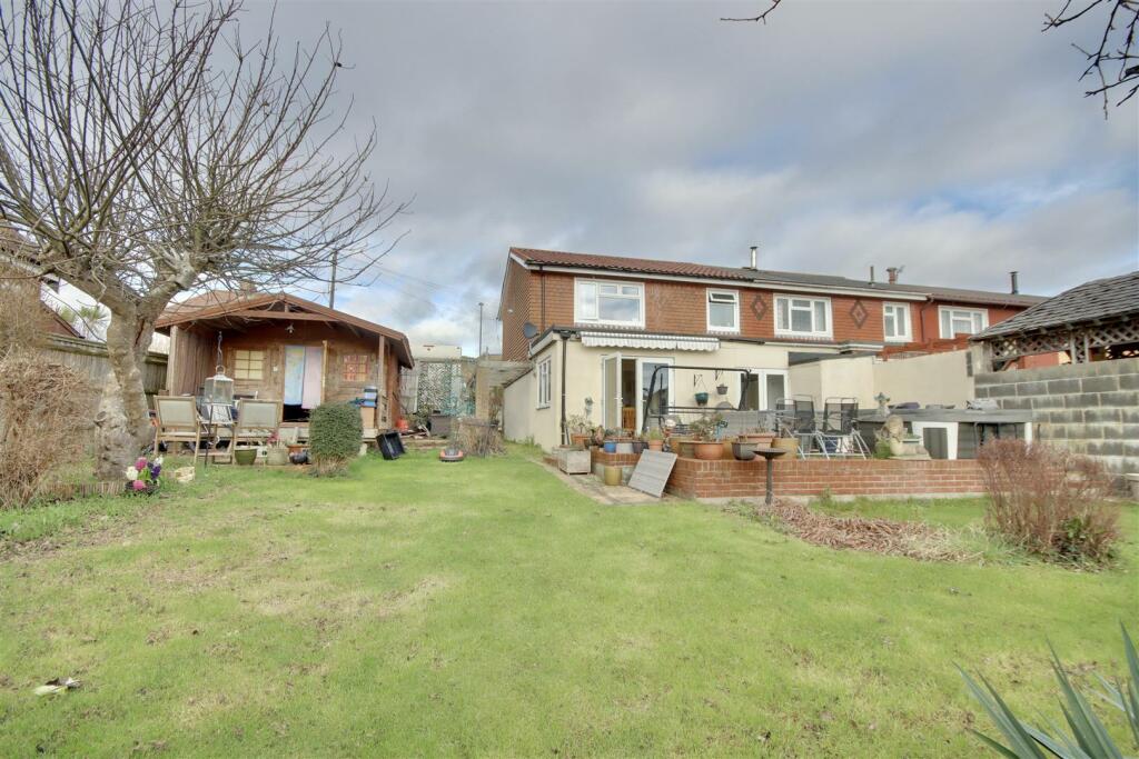 3 bedroom end of terrace house for sale in Newbolt Road, Portsmouth, PO6
