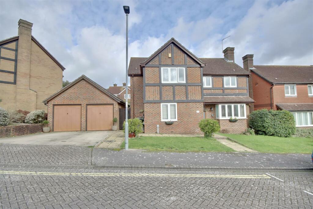 4 bedroom detached house for sale in Arran Close, Portsmouth, PO6