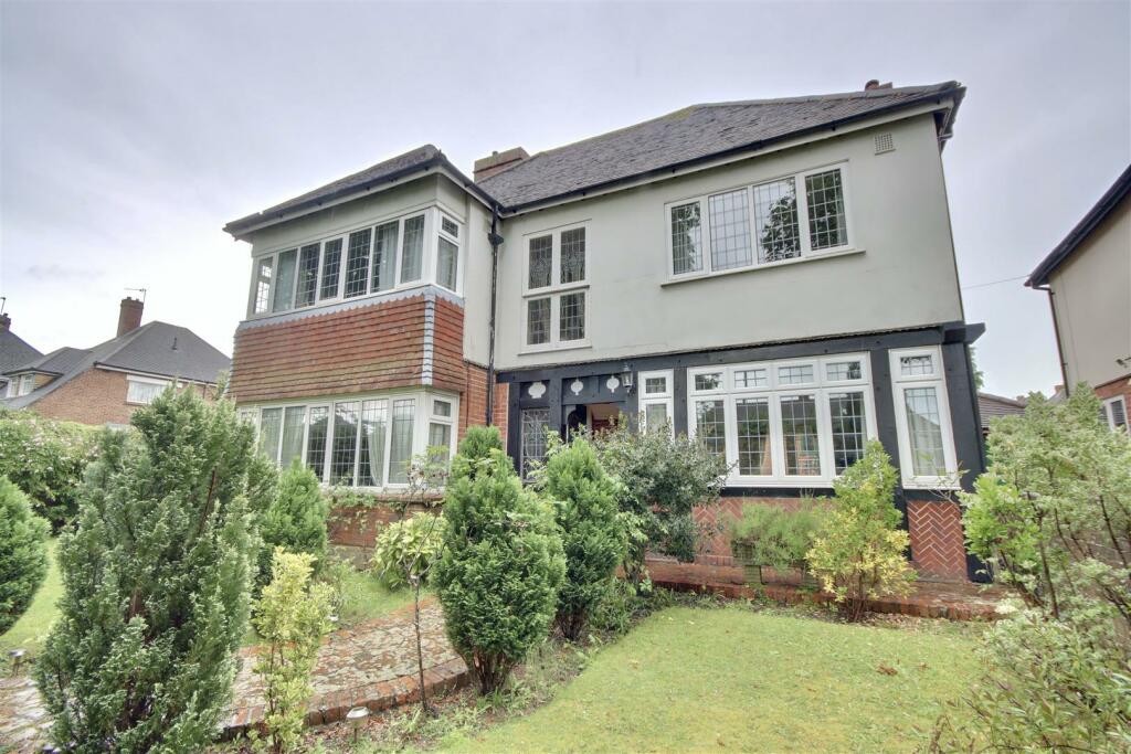 4 bedroom detached house for sale in Havant Road, Drayton, Portsmouth, PO6