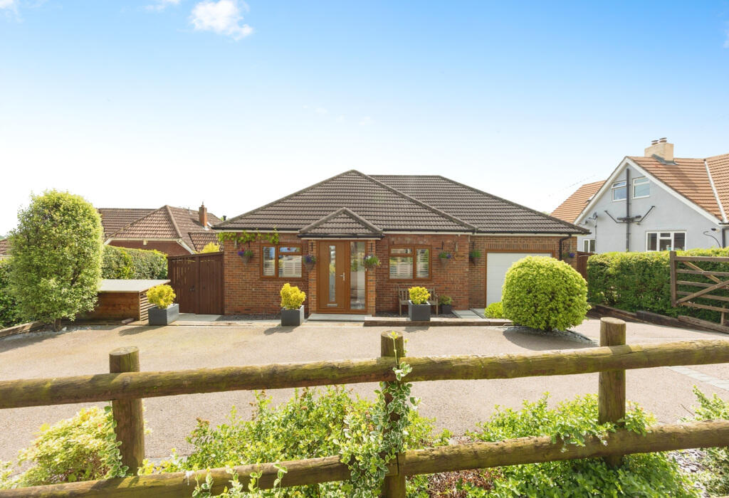 3 bedroom detached bungalow for sale in Maplegate Pilgrims Way, Charing