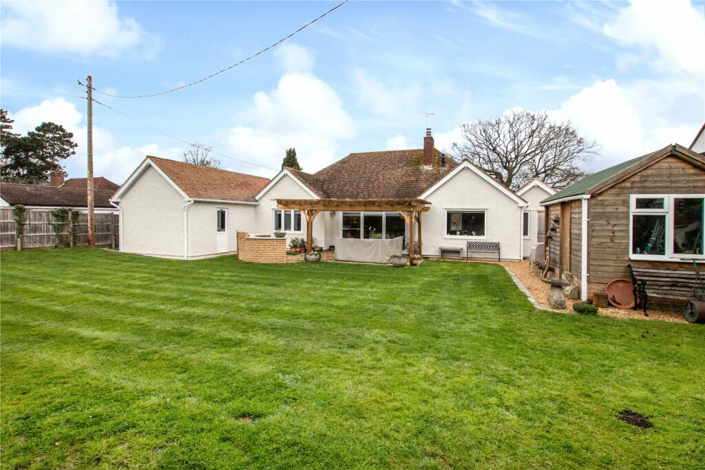 3 bedroom bungalow for sale in Fawkham Avenue, Longfield, Kent, DA3