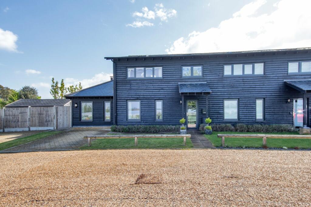 4 bedroom end of terrace house for sale in Northfleet Green, Gravesend