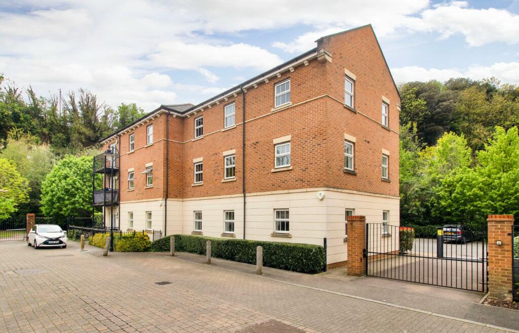 2 bedroom apartment for sale in Empire Walk, Greenhithe, Kent, DA9