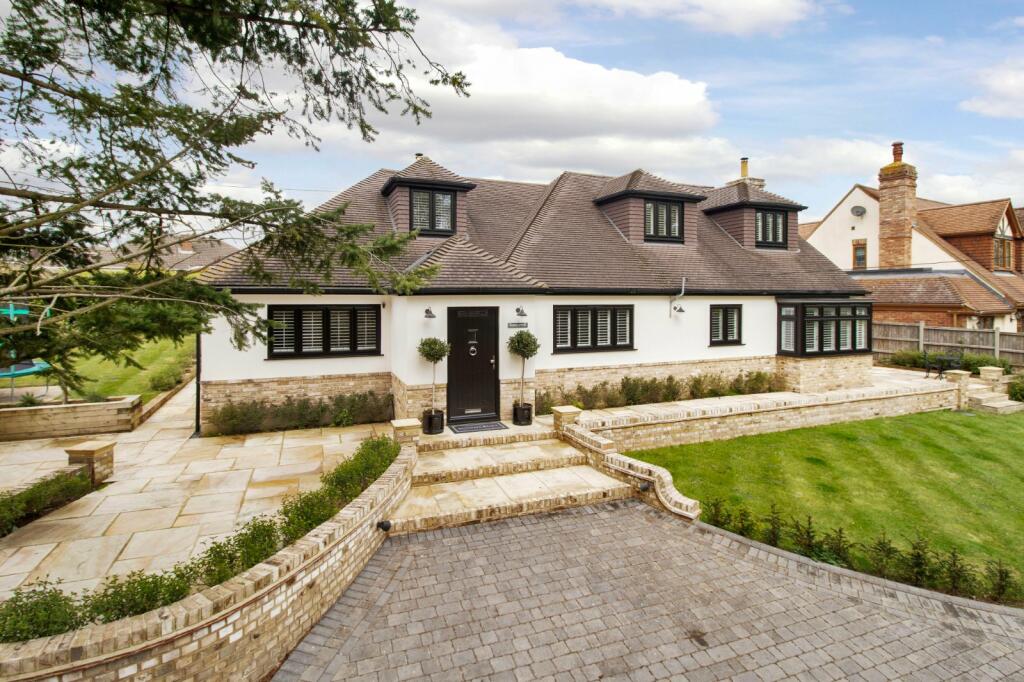 5 bedroom detached house for sale in Longfield Avenue, New Barn