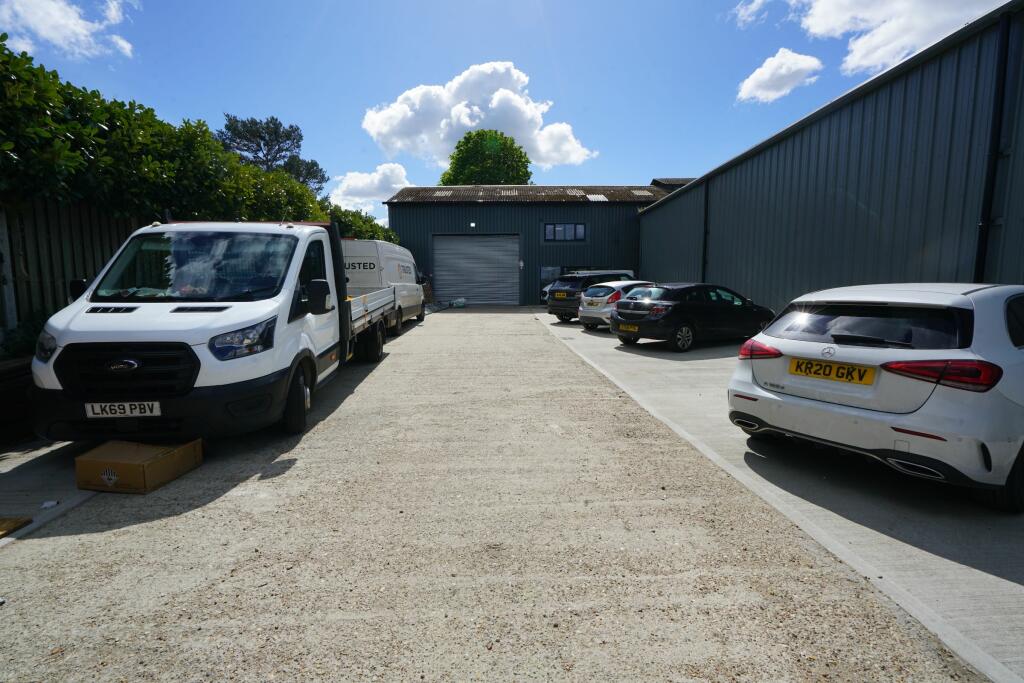 Commercial property for rent in Romford Road, Aveley, South Ockendon, RM15