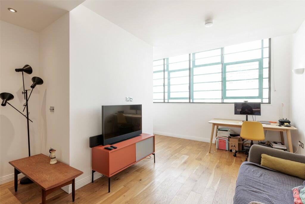 1 bedroom apartment for sale in Western Avenue, Perivale, Greenford, UB6