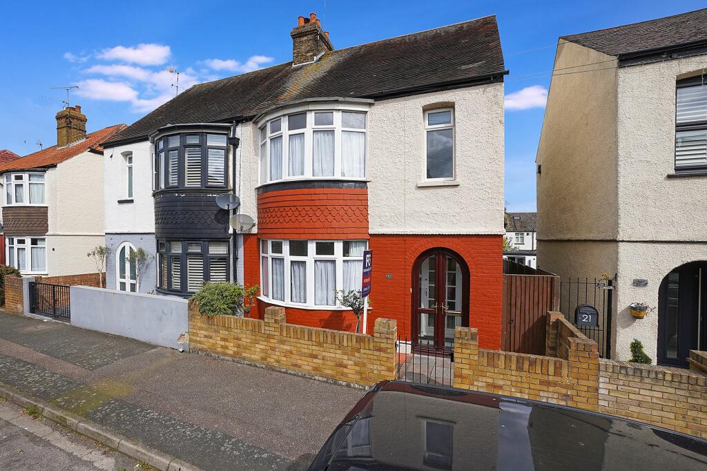 3 bedroom semidetached house for sale in Larkfield Avenue, Gillingham, ME7