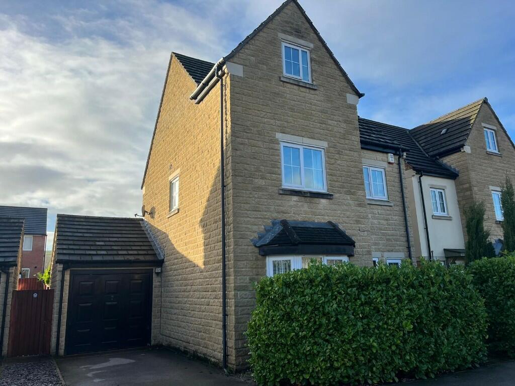 4 bedroom detached house for sale in Calder View, Mirfield, West