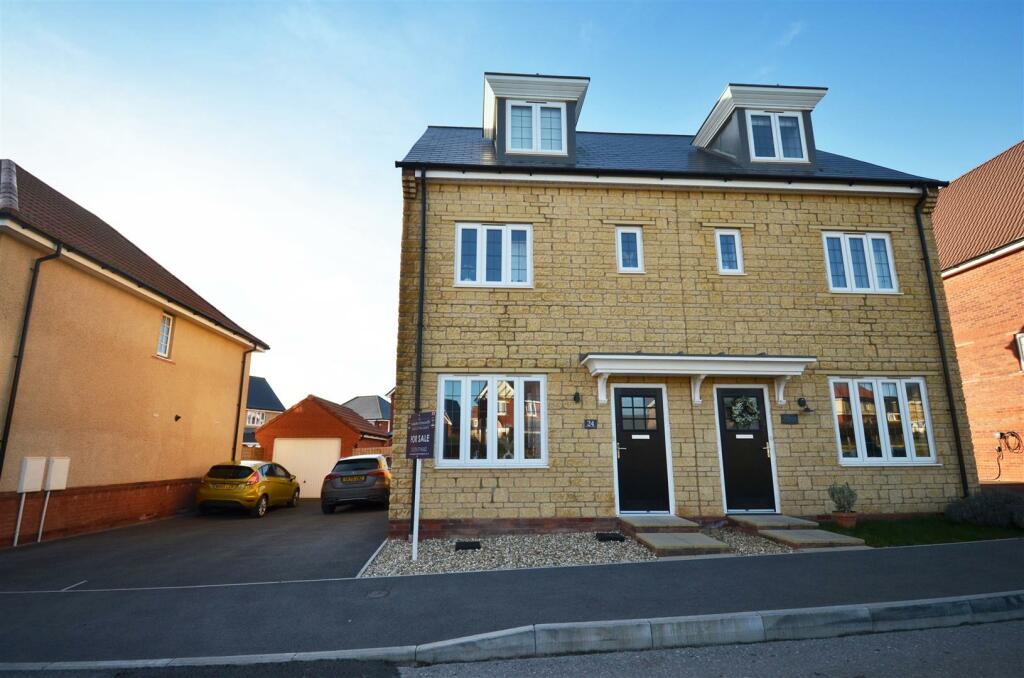 3 bedroom town house for sale in Fig Tree Crescent, Wilstock Village