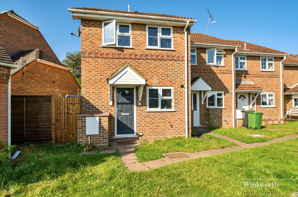 2 bedroom end of terrace house for sale in Hodges Close, Bagshot