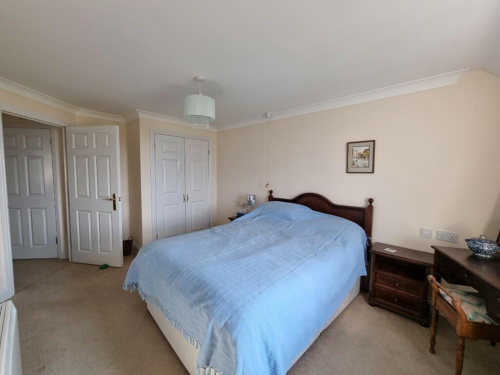 2 bedroom flat for sale in 51 Pegasus Court, 58 Beach Road, Weston