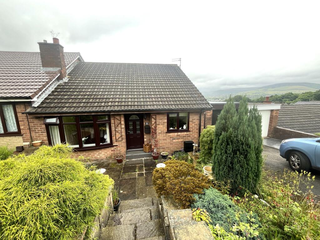 3 bedroom semidetached bungalow for sale in Oak Tree Crescent