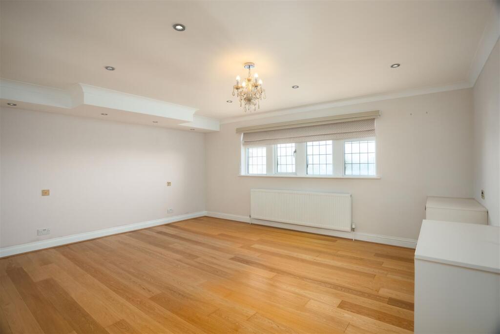 Additional property image - Kellymoor Walk, Idle