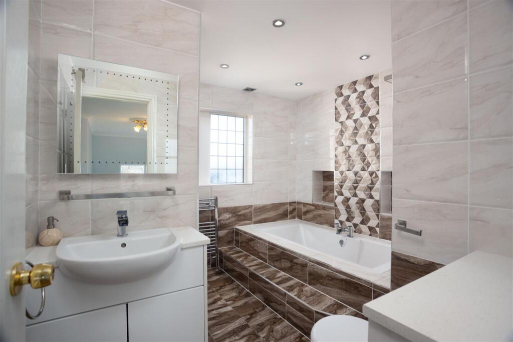 Additional property image - Kellymoor Walk, Idle