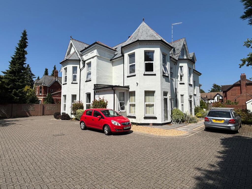 Main image of property: Flat 3, Lansdowne Manor, 55 Lansdowne Road, Bournemouth, Dorset BH1 1RN