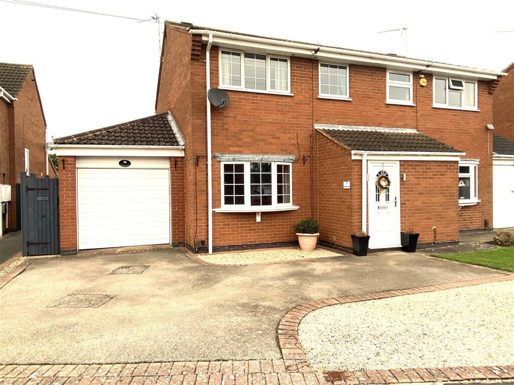 3 bedroom semidetached house for sale in Barlestone Drive, Hinckley, LE10
