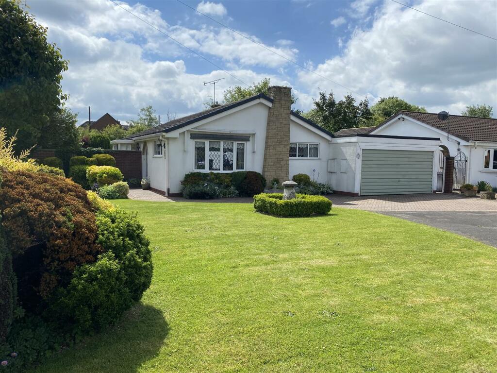 3 bedroom detached bungalow for sale in Hawthorn Crescent, Burbage, LE10