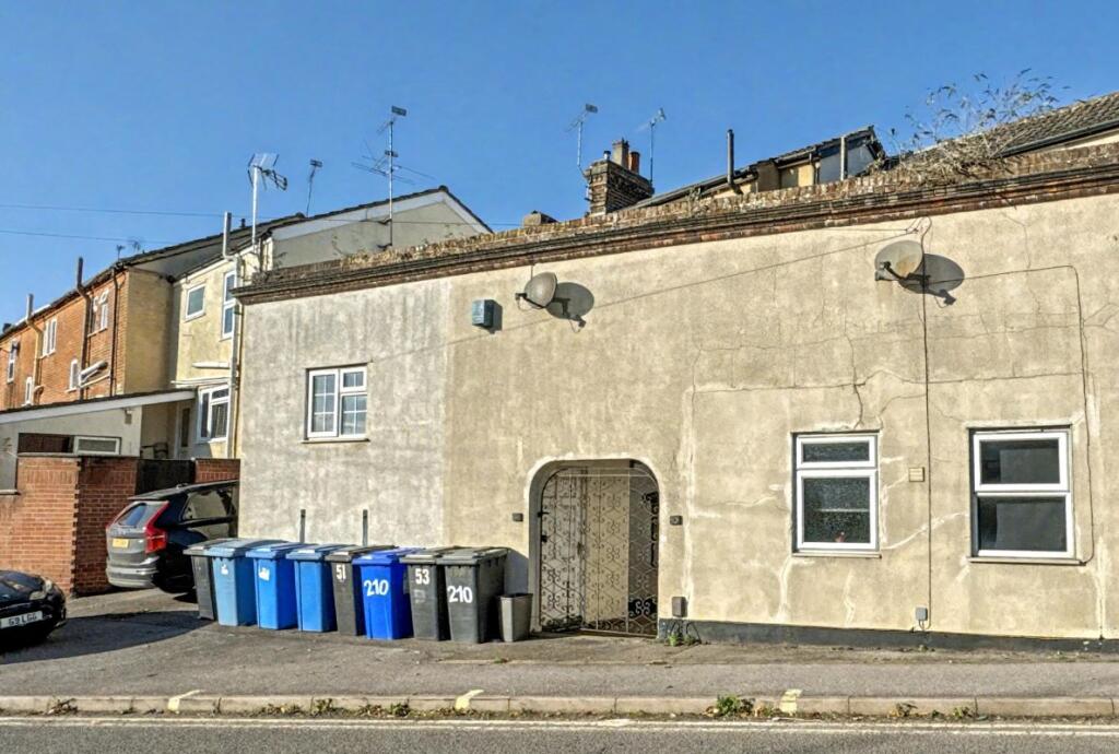 Main image of property: 51 Warwick Road, Ipswich, Suffolk, IP4 2QH