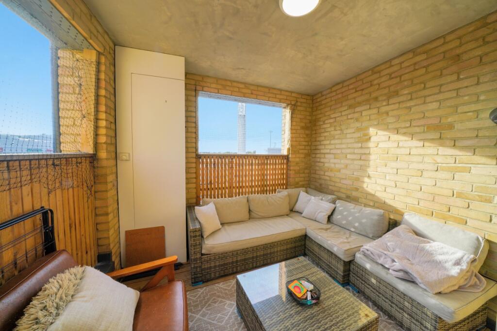 2 bedroom flat for rent in South Street, Romford, RM1