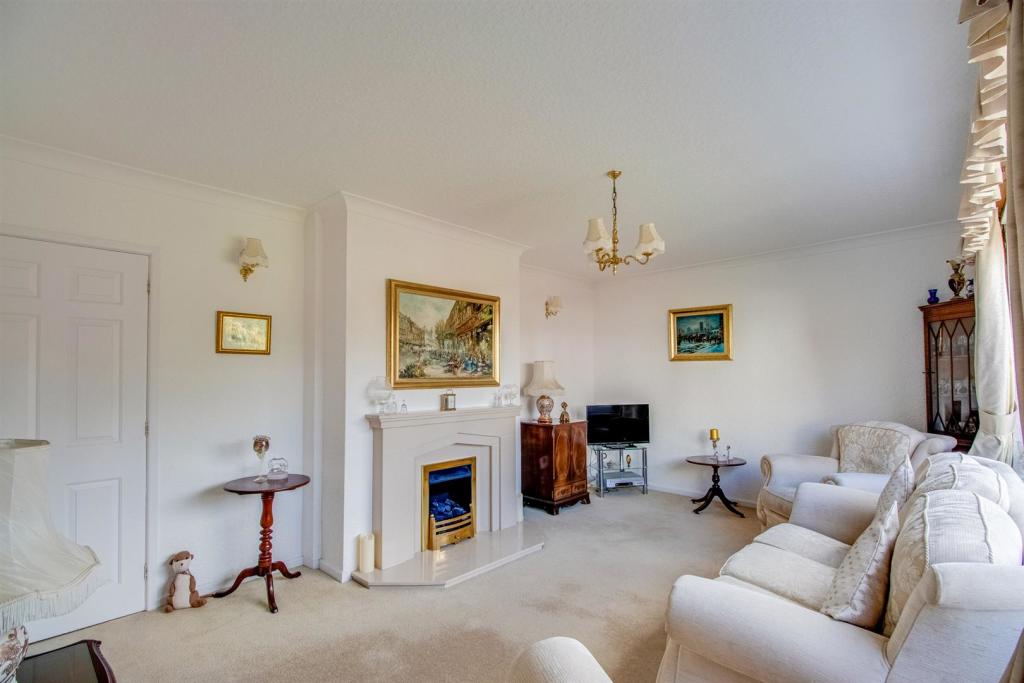 2 bedroom detached house for sale in Woodhall Close, Overton, Wakefield